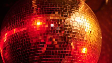 Mensch, damals bei der einen Party! Bei energiegeladenen Songs erinnert man sich eher an aufregende und freudvolle Momente. (Symbolbild)