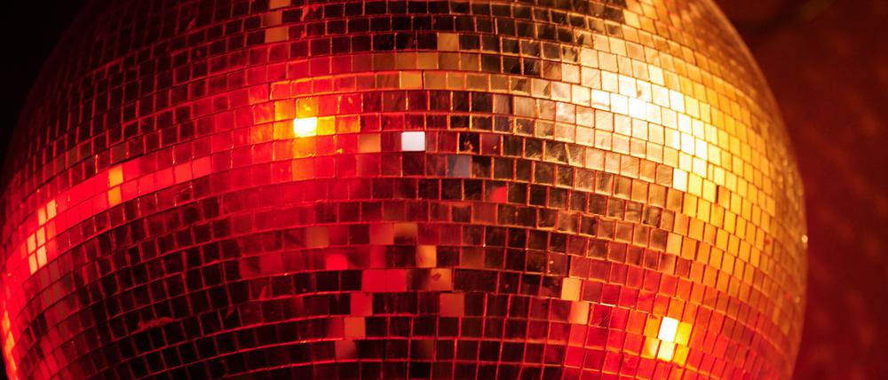 Mensch, damals bei der einen Party! Bei energiegeladenen Songs erinnert man sich eher an aufregende und freudvolle Momente. (Symbolbild)