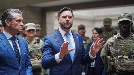 Verteidigungsminister Hegseth (l) und Vizepräsident Vance sprechen im Hauptbahnhof von Washington mit Mitgliedern der Nationalgarde.
