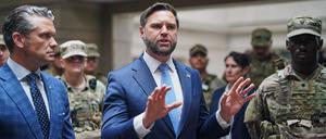 Verteidigungsminister Hegseth (l) und Vizepräsident Vance sprechen im Hauptbahnhof von Washington mit Mitgliedern der Nationalgarde.