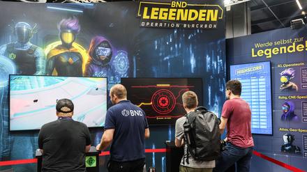 Gamescom-Besucher testen das BND-Computerspiel aus.