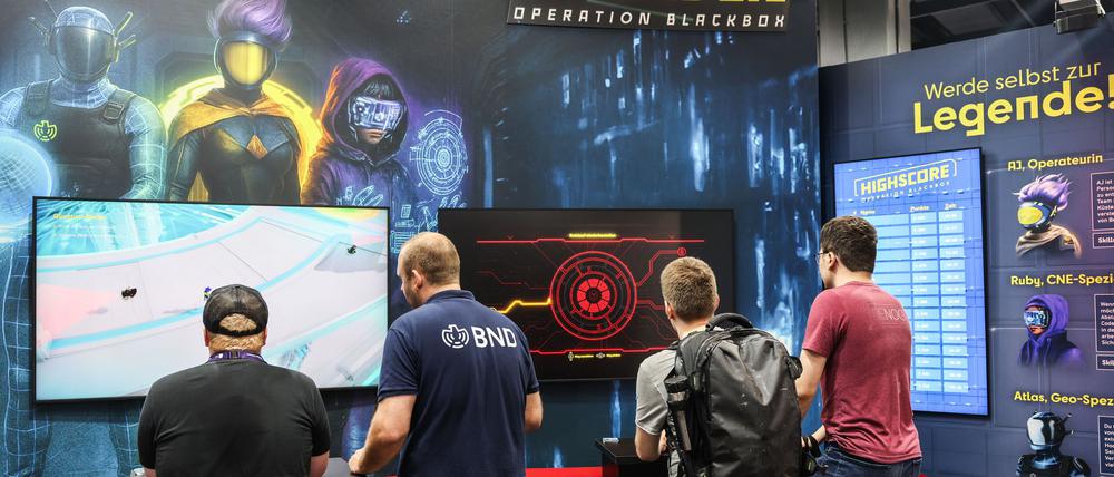 Gamescom-Besucher testen das BND-Computerspiel aus.