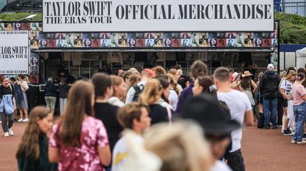 Bei der „Eras“-Tour von Taylor Swift 2024 in Gelsenkirchen standen viele Fans Schlange vor dem Merchandising-Stand. (Archivbild)