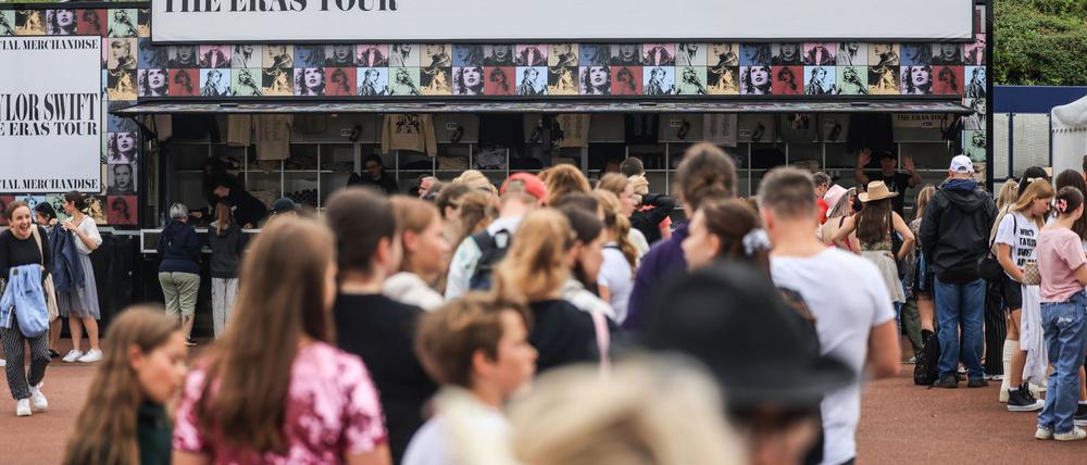 Bei der „Eras“-Tour von Taylor Swift 2024 in Gelsenkirchen standen viele Fans Schlange vor dem Merchandising-Stand. (Archivbild)