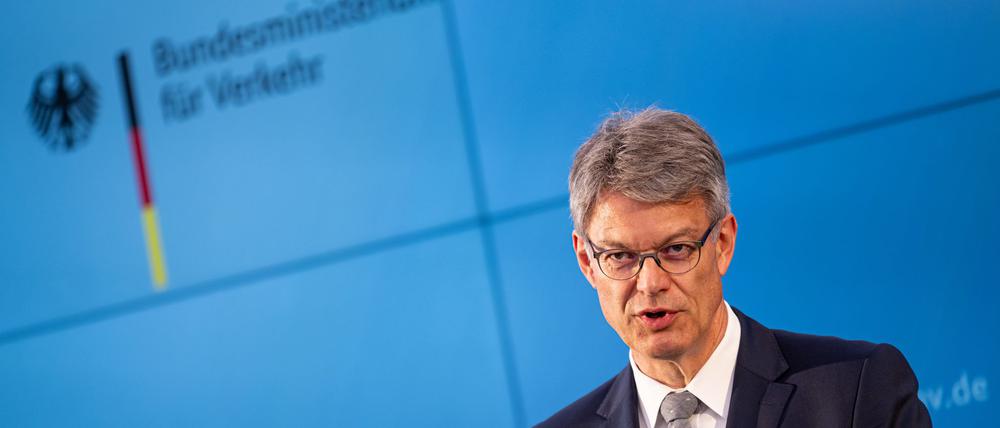 Patrick Schnieder (CDU), Bundesminister für Verkehr, gibt im Bundesministerium für Verkehr ein Pressestatement zum vorzeitigen Aus für Bahnchef R. Lutz bei der Deutschen Bahn.