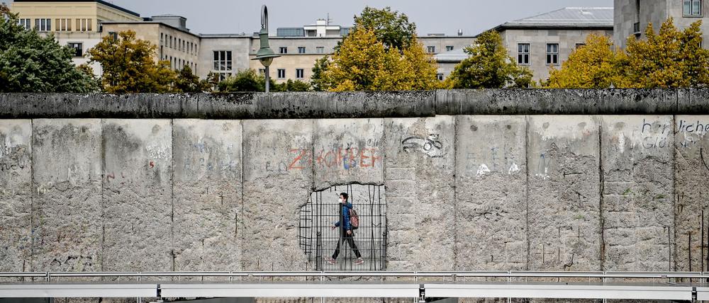 Die Berliner Mauer ist längst weg. Aber gibt es sie noch in den Köpfen? Auch darüber reden der Historiker Kowalczuk und der Linken-Politiker Ramelow. (Archivbild)