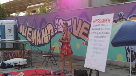 Das Straßenmusik-Festival „Hinschauen!“ will auf Obdachlosigkeit in Berlin-Lichtenberg hinweisen. Schon letztes Jahr spielten Straßenmusiker für das Fest am Bahnhof Lichtenberg.