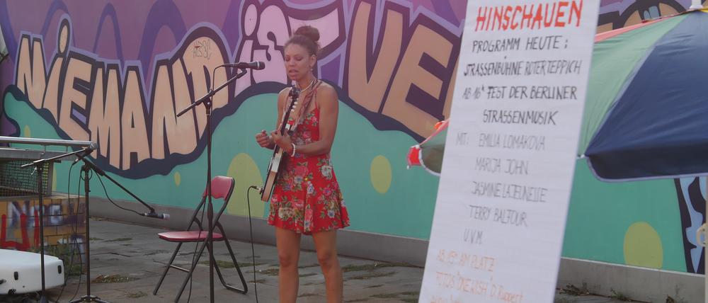 Das Straßenmusik-Festival „Hinschauen!“ will auf Obdachlosigkeit in Berlin-Lichtenberg hinweisen. Schon letztes Jahr spielten Straßenmusiker für das Fest am Bahnhof Lichtenberg.