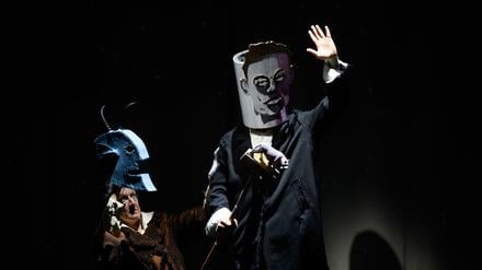 Die Masken von Musk: „FaustX“ beim Kunstfest in Weimar. Erarbeitet wurde das Stück mithilfe von ChatGPT.