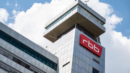 Ein Schild mit dem Logo des rbb hängt an dem Gebäude des Fernsehzentrums.
