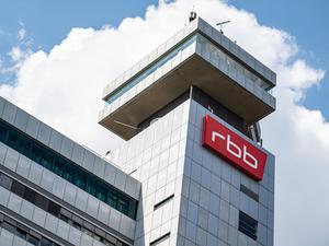 Ein Schild mit dem Logo des RBB hängt an dem Gebäude des Fernsehzentrums.