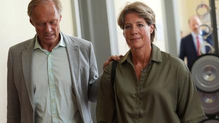 Christina Block (r), deutsche Gastronomin und Unternehmerin, geht mit ihrem Lebensgefährten Gerhard Delling (l), ehemaliger Sportmoderator, nach dem Ende des Prozesses wegen mutmaßlicher Kindesentführung über einen Flur im Strafjustizgebäude. 