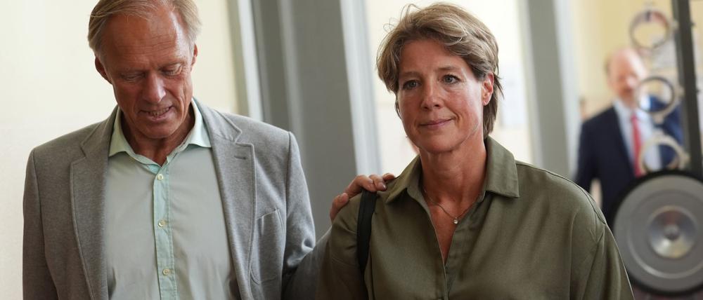 Christina Block (r), deutsche Gastronomin und Unternehmerin, geht mit ihrem Lebensgefährten Gerhard Delling (l), ehemaliger Sportmoderator, nach dem Ende des Prozesses wegen mutmaßlicher Kindesentführung über einen Flur im Strafjustizgebäude. 