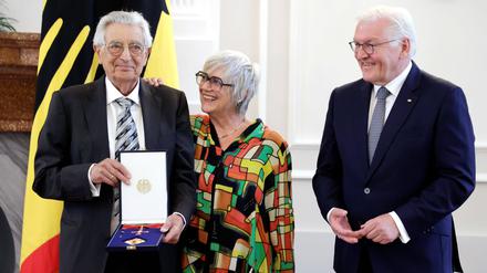 Gerhart Baum und seine Frau Renate Liesmann-Baum bei der Verleihung des Großen Verdienstkreuzes mit Stern des Verdienstordens der Bundesrepublik Deutschland.