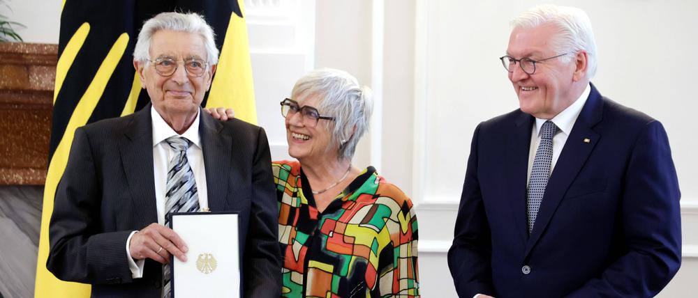 Gerhart Baum und seine Frau Renate Liesmann-Baum bei der Verleihung des Großen Verdienstkreuzes mit Stern des Verdienstordens der Bundesrepublik Deutschland.