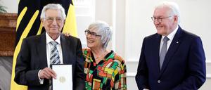 Gerhart Baum und seine Frau Renate Liesmann-Baum bei der Verleihung des Großen Verdienstkreuzes mit Stern des Verdienstordens der Bundesrepublik Deutschland.