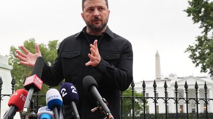 18.08.2025, USA, Washington: Der ukrainische Präsident Wolodymyr Selenskyj spricht im Lafayette Park.