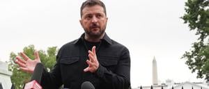 18.08.2025, USA, Washington: Der ukrainische Präsident Wolodymyr Selenskyj spricht im Lafayette Park.