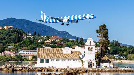 Ein gestreiftes Condor-Flugzeug über der griechischen Insel Korfu. 