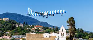 Ein gestreiftes Condor-Flugzeug über der griechischen Insel Korfu. 