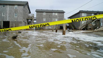 Das Cape Hatteras Motel in Buxton ist von Meerwasser umgeben, das durch den Hurrikan Erin angeschwemmt wurde. 