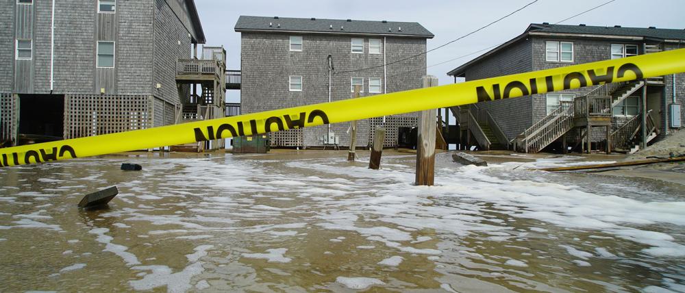 Das Cape Hatteras Motel in Buxton ist von Meerwasser umgeben, das durch den Hurrikan Erin angeschwemmt wurde.