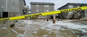 Das Cape Hatteras Motel in Buxton ist von Meerwasser umgeben, das durch den Hurrikan Erin angeschwemmt wurde. 