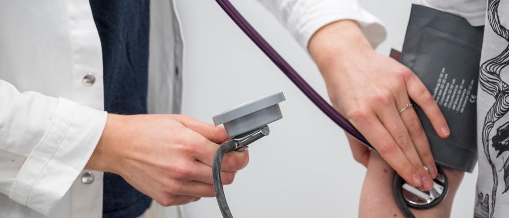 Arbeitgeber schlagen vor, beim Arztbesuch eine Gebühr von den Patienten zu verlangen. (Symbolbild)