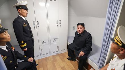 Nordkoreas Führer Kim Jong Un (2. v. r.) am 18. August bei der Inspektion des Inneren des Marinezerstörers „Choe Hyon“ an einem nicht genannten Ort in Nordkorea.