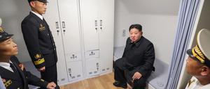 Nordkoreas Führer Kim Jong Un (2. v. r.) am 18. August bei der Inspektion des Inneren des Marinezerstörers „Choe Hyon“ an einem nicht genannten Ort in Nordkorea.