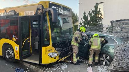 Ein Autofahrer ist mit seinem Wagen gegen einen BVG-Bus gefahren. 