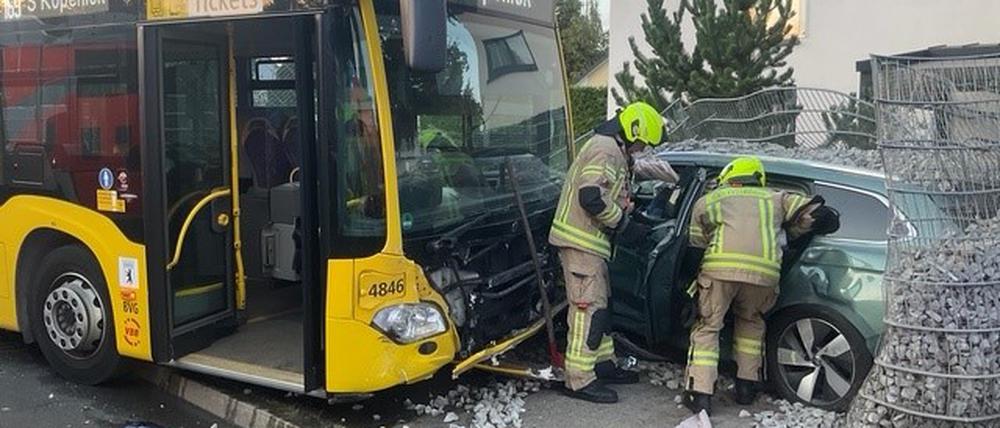 Ein Autofahrer ist mit seinem Wagen gegen einen BVG-Bus gefahren.