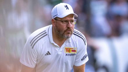 Union Berlins Trainer Steffen Baumgart muss zum Saisonstart einige Personalien klären. (Archivbild) 