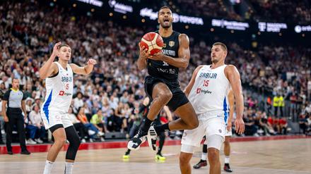 Johannes Thiemann gegen Serbiens Nikola Jokić.