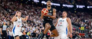 Johannes Thiemann gegen Serbiens Nikola Jokić.