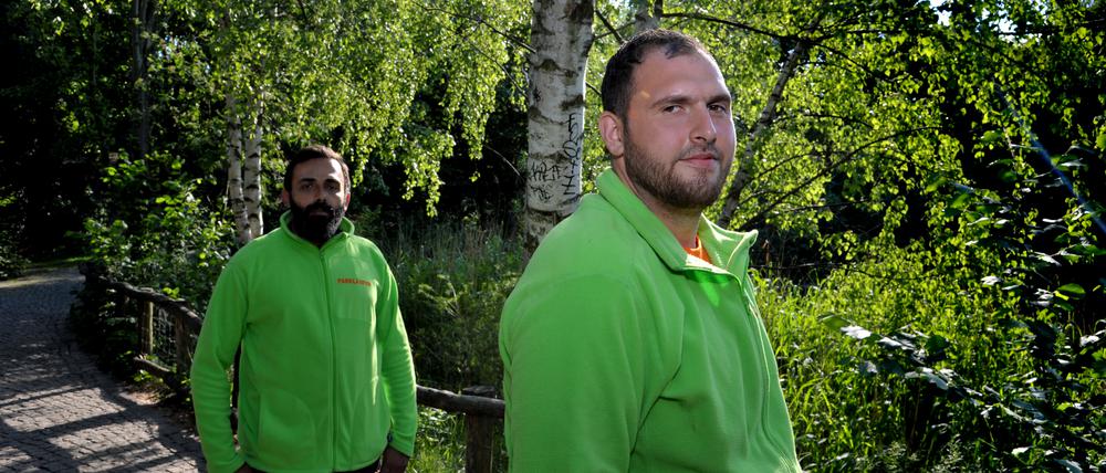 Im Görlitzer Park achten die Parkläufer Shpetum (vorne) und Veysel auf die Menschen im Park.
