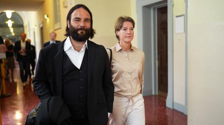 Christina Block, deutsche Gastronomin und Unternehmerin, kommt mit Ingo Bott, einer der beiden Verteidiger von C. Block, zum Gerichtssaal während des Prozesses wegen mutmaßlicher Kindesentführung im Landgericht Hamburg an. 