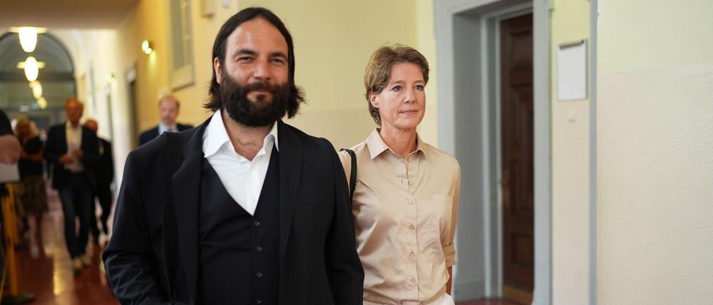 Christina Block, deutsche Gastronomin und Unternehmerin, kommt mit Ingo Bott, einer der beiden Verteidiger von C. Block, zum Gerichtssaal während des Prozesses wegen mutmaßlicher Kindesentführung im Landgericht Hamburg an.