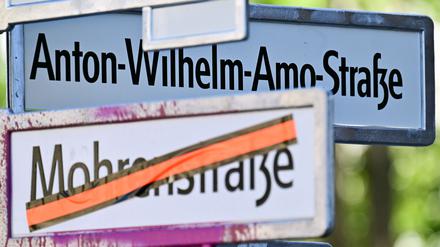 An einigen Straßenecken hängen bereits die Schilder mit dem neuen Straßennamen für die bisherige Mohrenstraße.