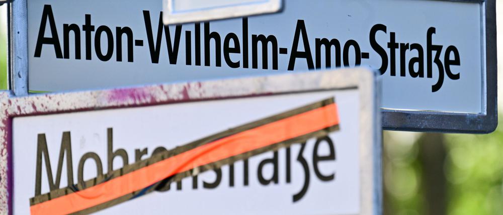 An einigen Straßenecken hängen bereits die Schilder mit dem neuen Straßennamen für die bisherige Mohrenstraße.