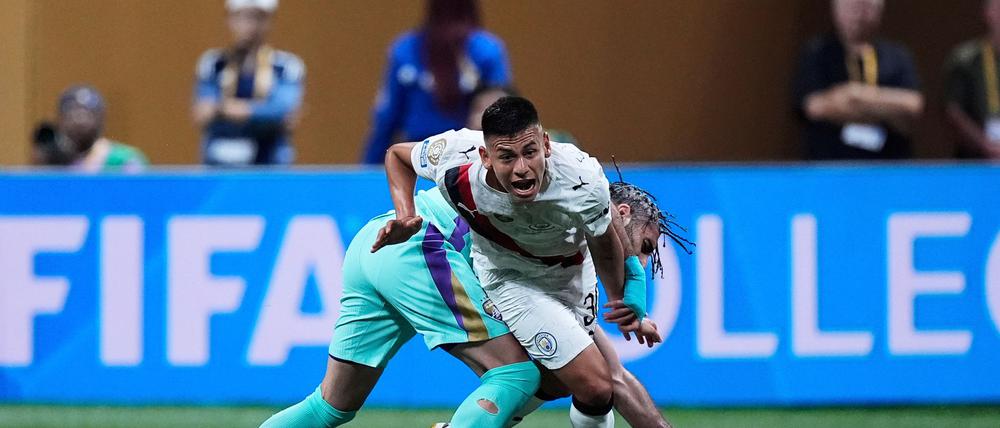 Der 19 Jahre alte Argentinier Claudio Echeverri (vorne) spielt kommende Saison für Bayer Leverkusen.