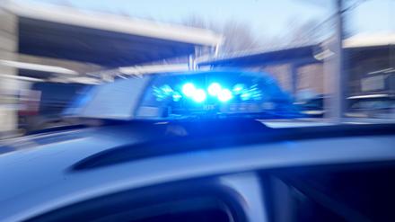 Polizei mit Blaulicht (Symbolfoto).