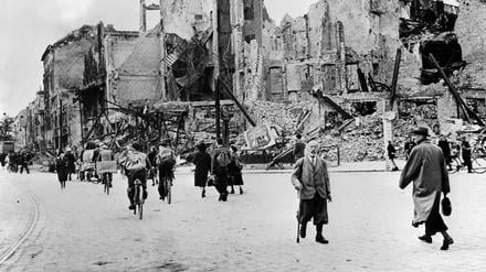 Einwohner Berlins inmitten eines zerstörten Straßenzuges in der Nachkriegszeit (undatiertes Archivbild aus Jahr 1945). Was war vor 70 Jahren anders als heute? Fast alles. Schneller zu beantworten ist die Frage: Was war ähnlich? Wie heute gab es Wohnungsnot - nur viel mehr. (zu dpa «Kaum Wohnungen, kaum Autos, kaum Männer - Zeitreise ins Jahr 1949» vom 22.05.2019) +++ dpa-Bildfunk +++