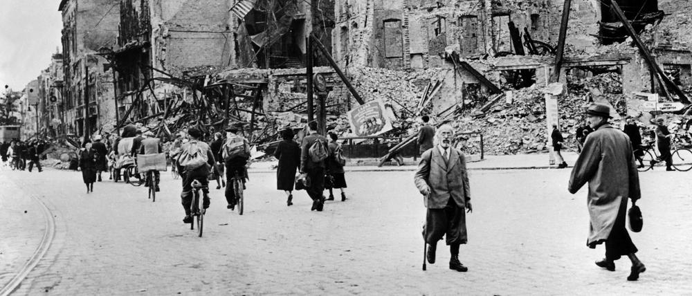 Einwohner Berlins inmitten eines zerstörten Straßenzuges in der Nachkriegszeit (undatiertes Archivbild aus Jahr 1945). Was war vor 70 Jahren anders als heute? Fast alles. Schneller zu beantworten ist die Frage: Was war ähnlich? Wie heute gab es Wohnungsnot - nur viel mehr. (zu dpa «Kaum Wohnungen, kaum Autos, kaum Männer - Zeitreise ins Jahr 1949» vom 22.05.2019) +++ dpa-Bildfunk +++