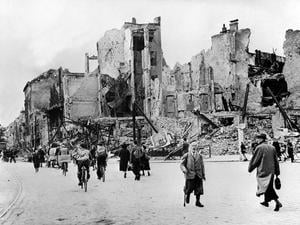 Einwohner Berlins inmitten eines zerstörten Straßenzuges in der Nachkriegszeit (undatiertes Archivbild aus Jahr 1945). Was war vor 70 Jahren anders als heute? Fast alles. Schneller zu beantworten ist die Frage: Was war ähnlich? Wie heute gab es Wohnungsnot - nur viel mehr. (zu dpa «Kaum Wohnungen, kaum Autos, kaum Männer - Zeitreise ins Jahr 1949» vom 22.05.2019) +++ dpa-Bildfunk +++