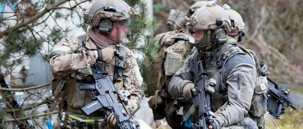 01.03.2017, Sachsen-Anhalt, Magdeburg: Bundeswehrsoldaten der Eliteeinheit Kommando Spezialkräfte (KSK) trainieren den Häuserkampf und eine Geiselbefreiung.