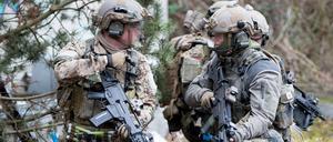01.03.2017, Sachsen-Anhalt, Magdeburg: Bundeswehrsoldaten der Eliteeinheit Kommando Spezialkräfte (KSK) trainieren den Häuserkampf und eine Geiselbefreiung.