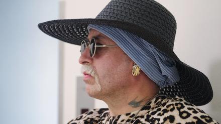 Marla-Svenja Liebich, bekannte Rechtsextremistin, wartet vor einem Saal des Landgerichts
