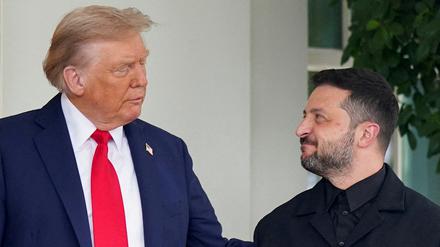 Donald Trump grüßt Wolodymyr Selenskyj bei dessen Ankunft im Weißen Haus. 