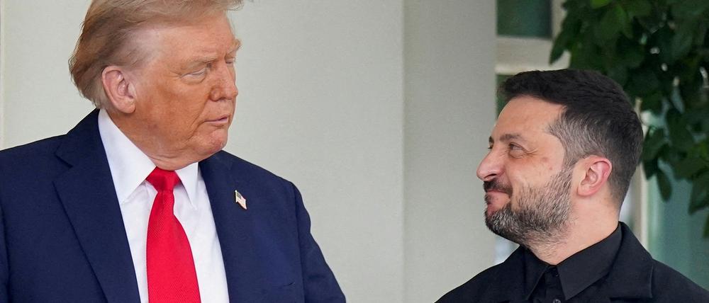Donald Trump grüßt Wolodymyr Selenskyj bei dessen Ankunft im Weißen Haus.
